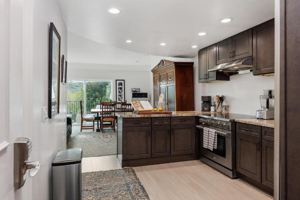 Kuchyň nebo kuchyňský kout v ubytování 644 A Renovated Condo at a World-Renowned Resort - Free Wifi and Parking