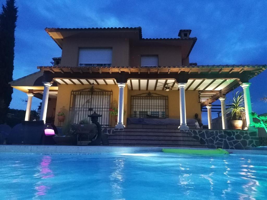una casa con piscina frente a una casa en Chalet con encanto, en Cobisa