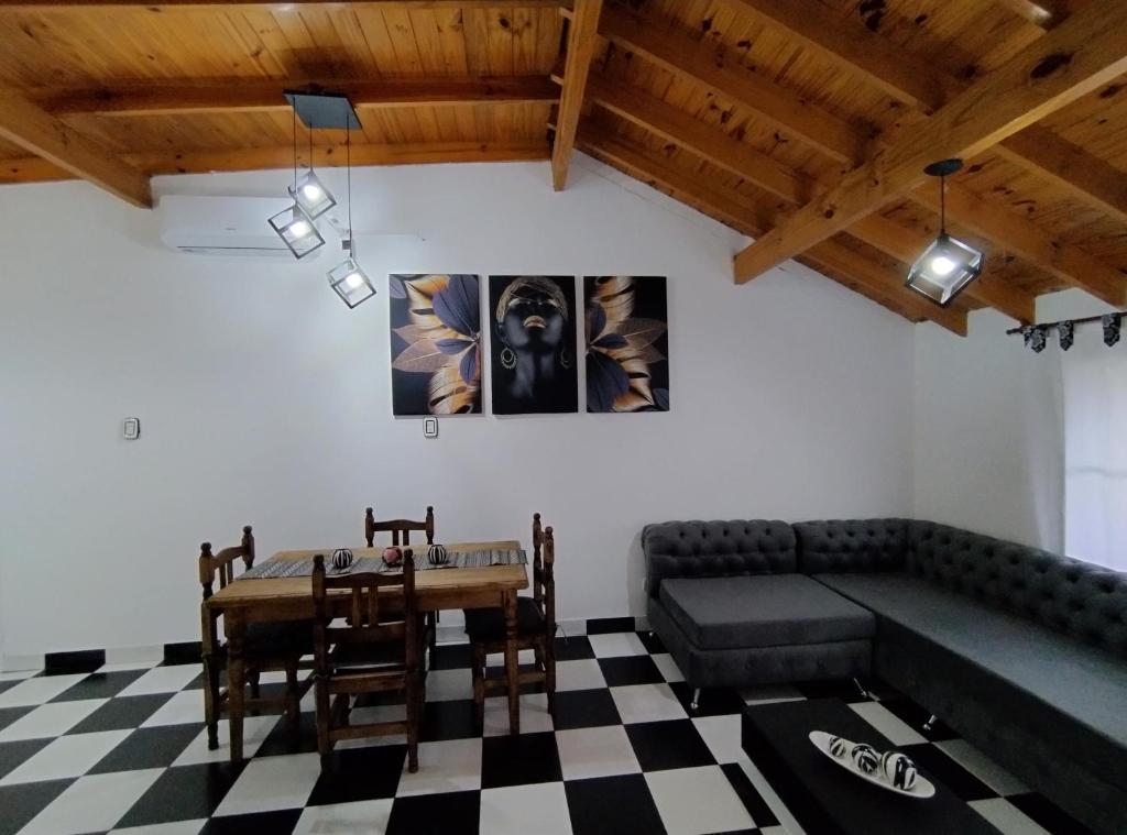 - un salon avec un canapé et une table dans l'établissement Casa Ana, departamento amplio a 20 ' aeropuerto, à Luis Guillón
