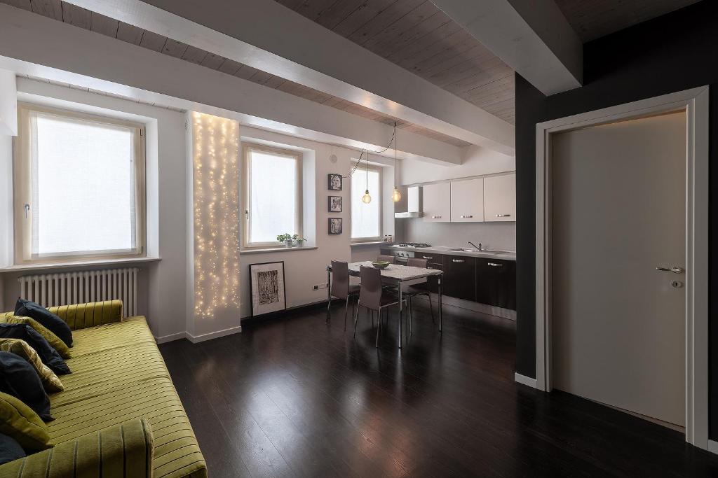 un soggiorno con divano giallo e una cucina di La Casa di Angelina - Pesaro Centro-Mare a Pesaro