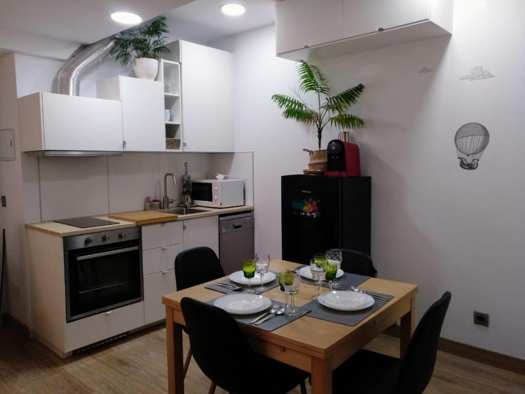 Kuchyňa alebo kuchynka v ubytovaní Casa Rocha Velha con terraza y piscina particular
