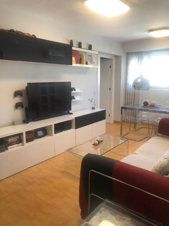 Televízia a/alebo spoločenská miestnosť v ubytovaní Huelin Playa con Parking cerca Centro