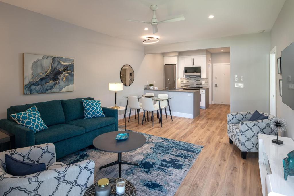 ein Wohnzimmer mit Couch und Tisch in der Unterkunft 645 Fresh Modern Condo Inside Resort Gates - Free Wifi - Walk to Spa in Encinitas