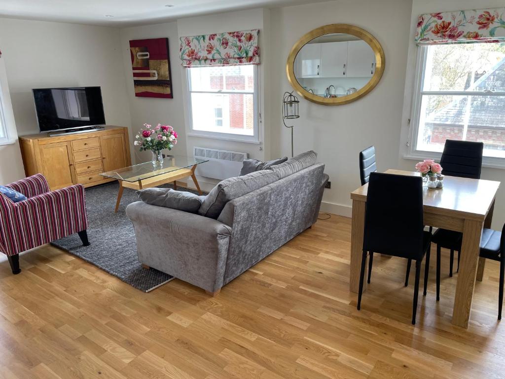 ein Wohnzimmer mit einem Sofa und einem Tisch in der Unterkunft The Bank in Lewes