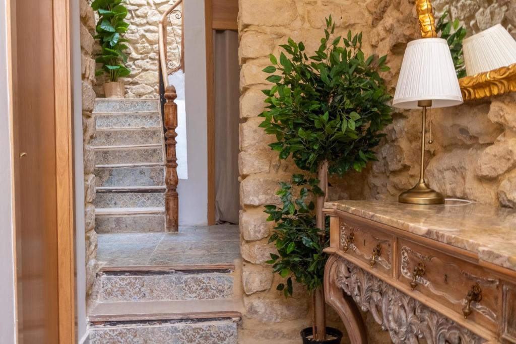 una escalera de piedra con una mesa y una lámpara en Casa Alicantina, en Alicante