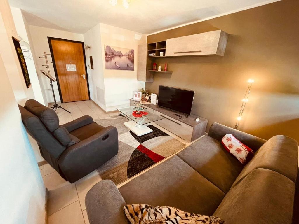 Sala de estar con 2 sofás y TV en Stephane Residence, en Como
