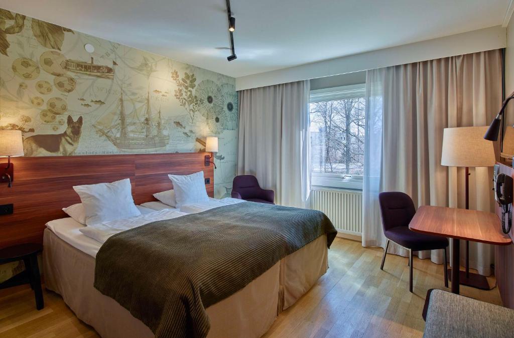 ベクショーにあるScandic Växjöのベッドと窓が備わるホテルルーム