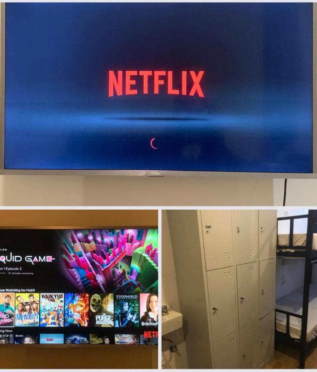 TV a/nebo společenská místnost v ubytování Burgos Hub Hostel