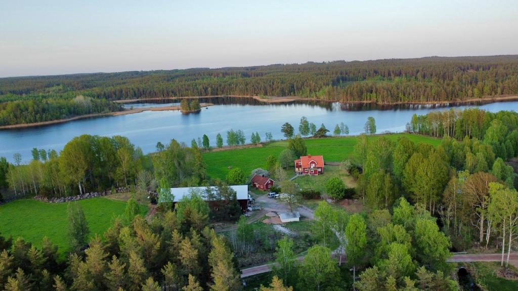 eine Luftaufnahme eines Hauses neben einem See in der Unterkunft Runeholm in Vimmerby