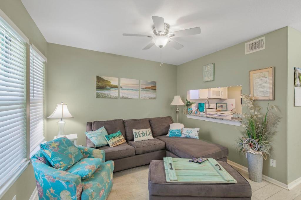 Posezení v ubytování Sea Breeze 316 by Vacation Homes Collection