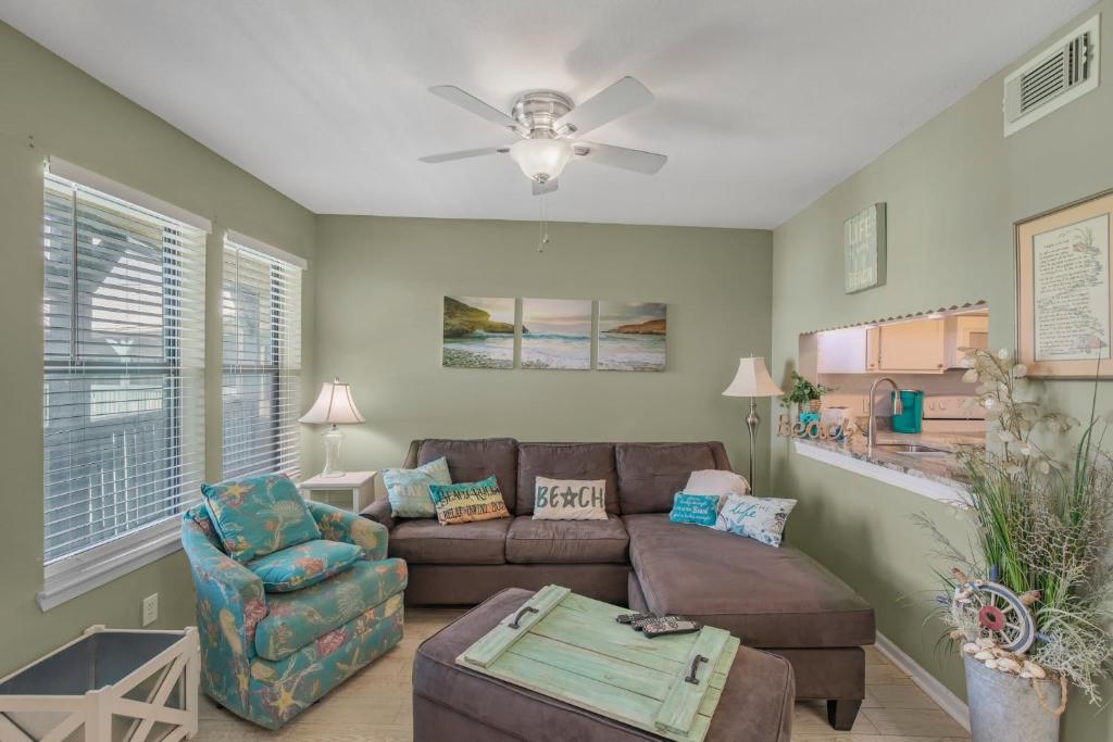 Posezení v ubytování Sea Breeze 316 by Vacation Homes Collection
