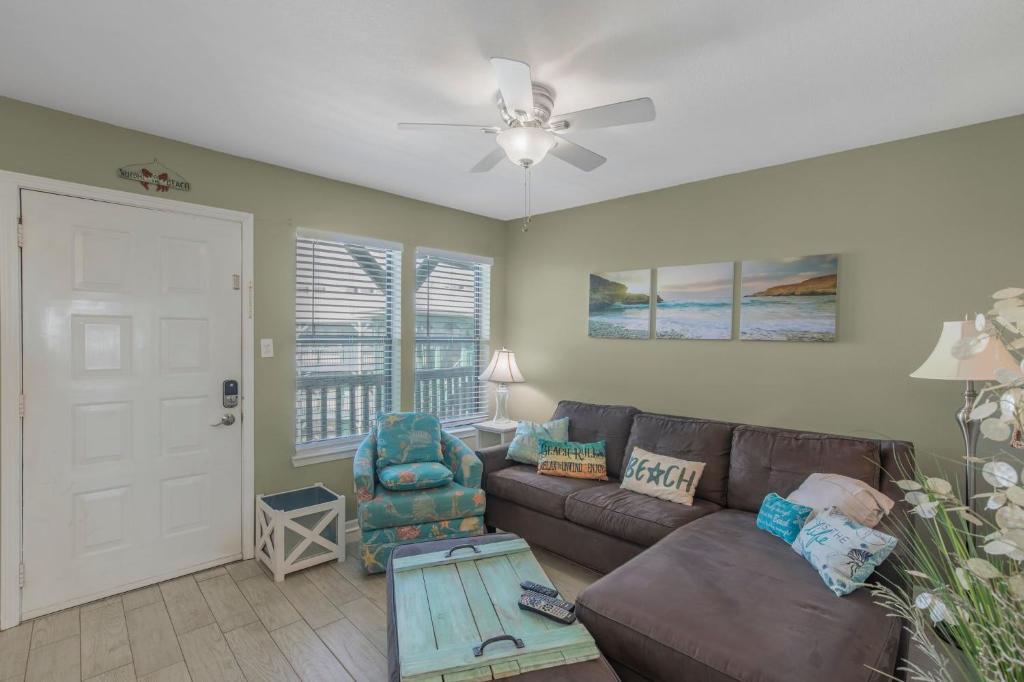 Posezení v ubytování Sea Breeze 316 by Vacation Homes Collection