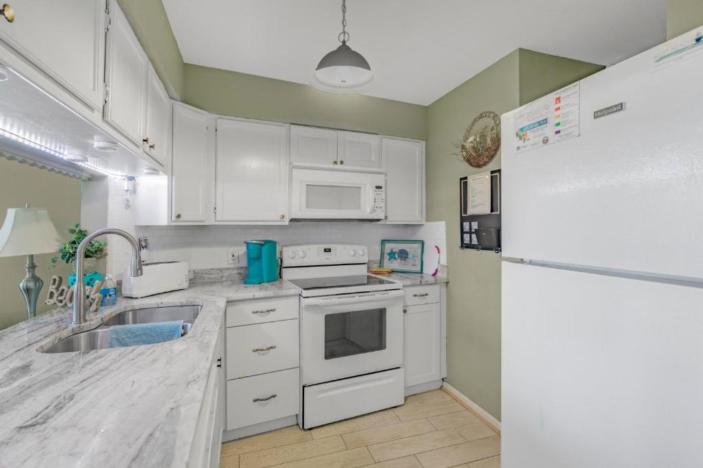 Kuchyň nebo kuchyňský kout v ubytování Sea Breeze 316 by Vacation Homes Collection