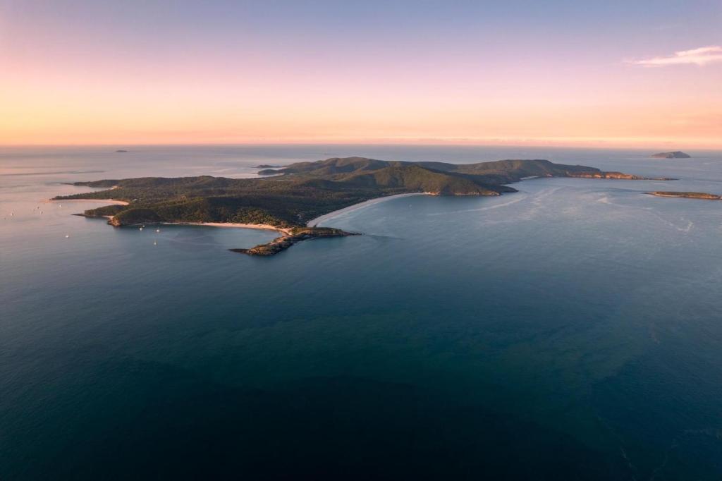 een luchtzicht op een eiland in het water bij Great Keppel Island Hideaway in Great Keppel