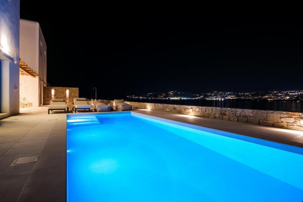 Basen w obiekcie Star villa by Bestofmikonos lub w pobliżu