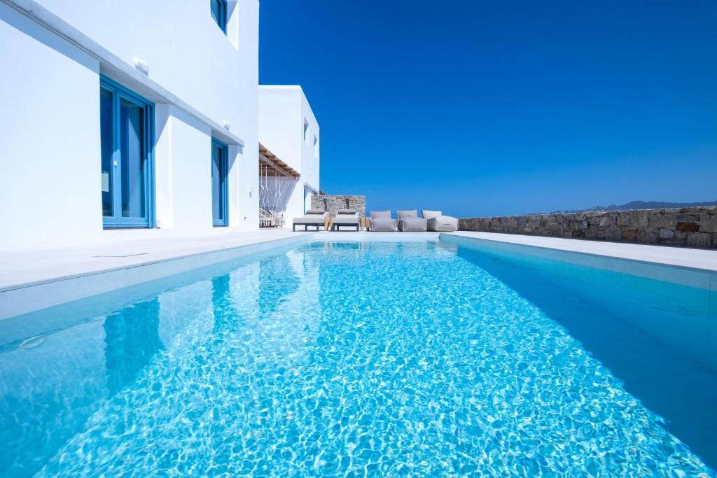 Basen w obiekcie Star villa by Bestofmikonos lub w pobliżu