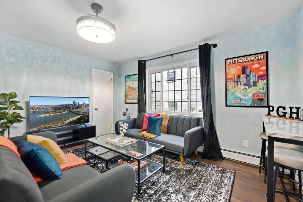 Stay Golden 2 Stunning City Views with Outdoor Dining, Pittsburgh (updated prices 2024)