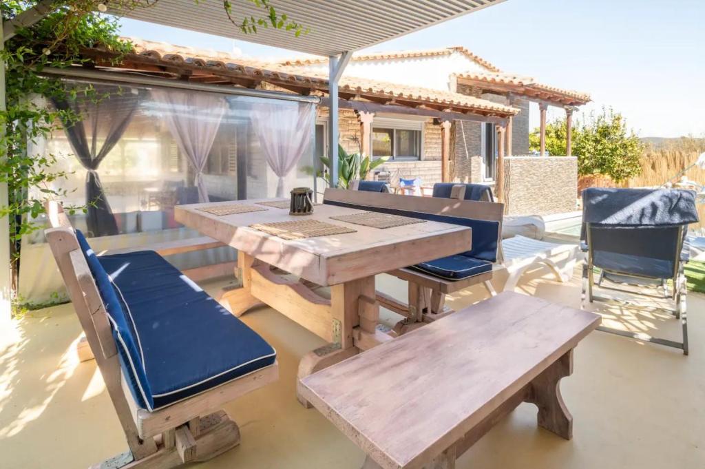 Patio lub wspólna przestrzeń na świeżym powietrzu w obiekcie Boem Villa in Nafpliο