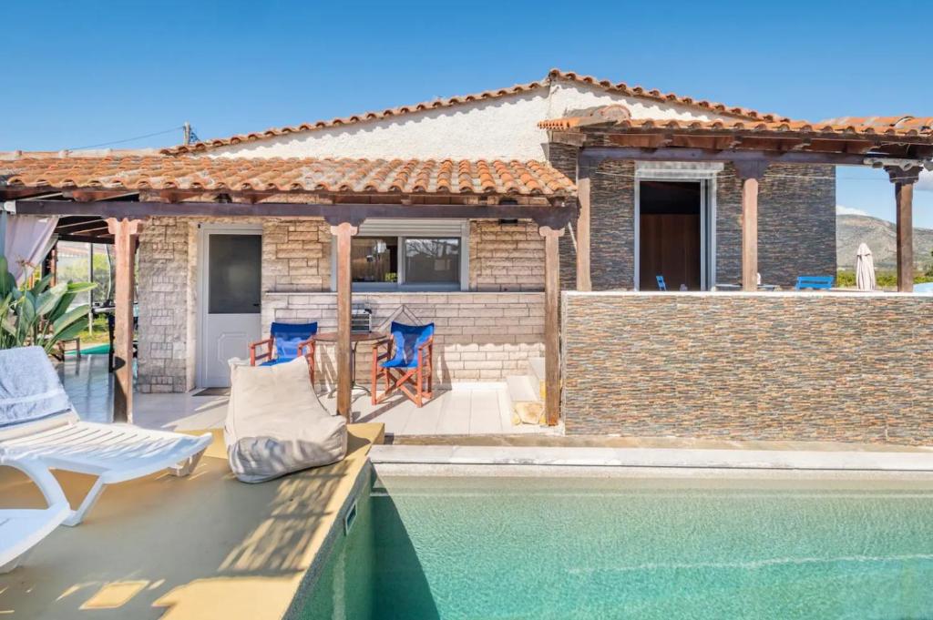 willa z basenem i domem w obiekcie Boem Villa in Nafpliο w mieście Nea Kios