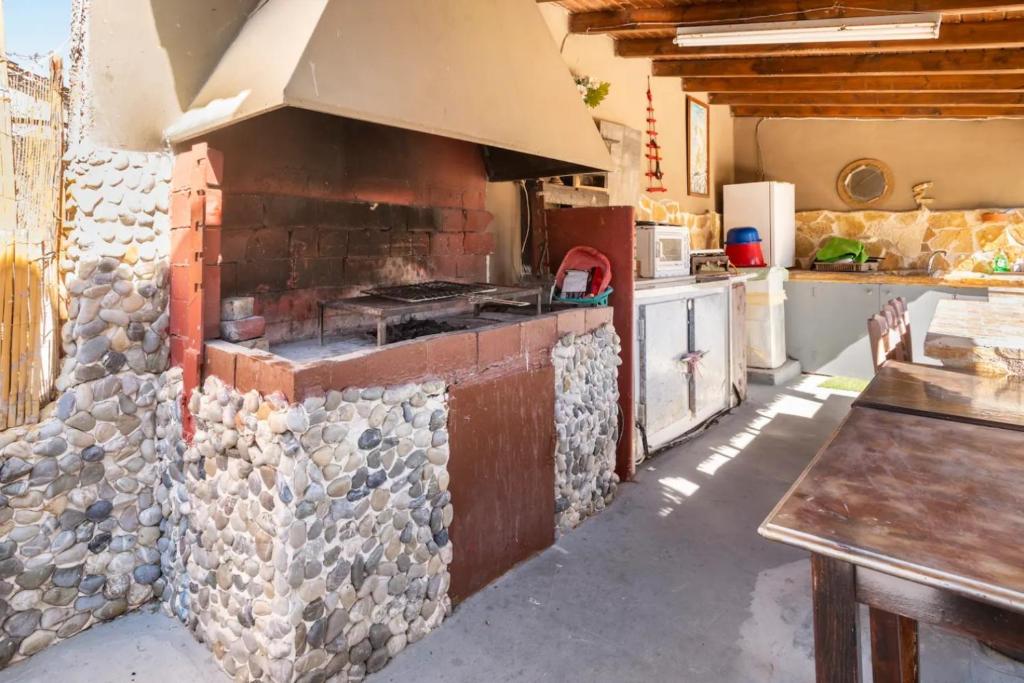 Kuchnia lub aneks kuchenny w obiekcie Boem Villa in Nafpliο