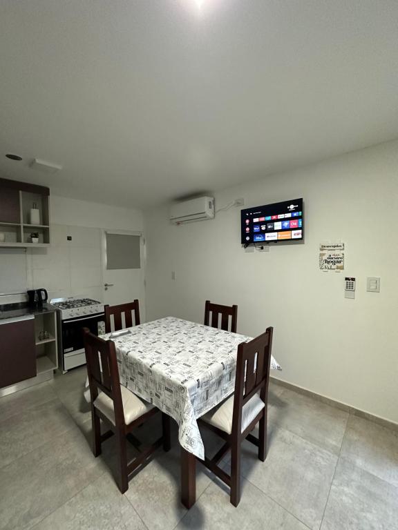 uma cozinha com mesa e cadeiras num quarto em Las Soñadas em San Rafael