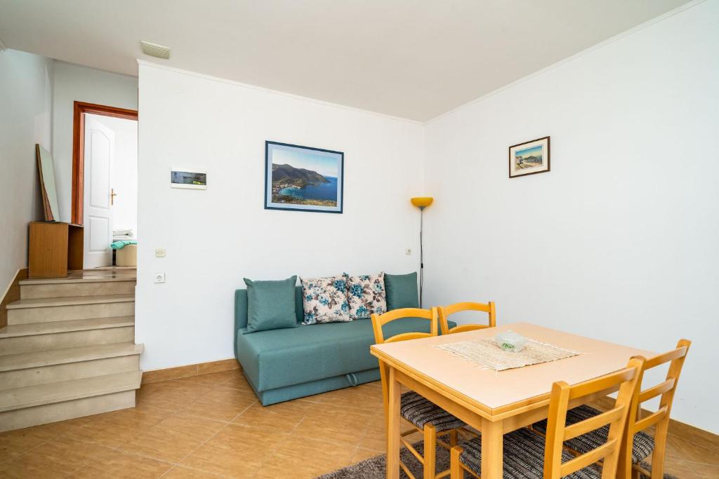 Apartment Zuljana 10233b - Appartement D'une Chambre Avec Vue Sur La Mer