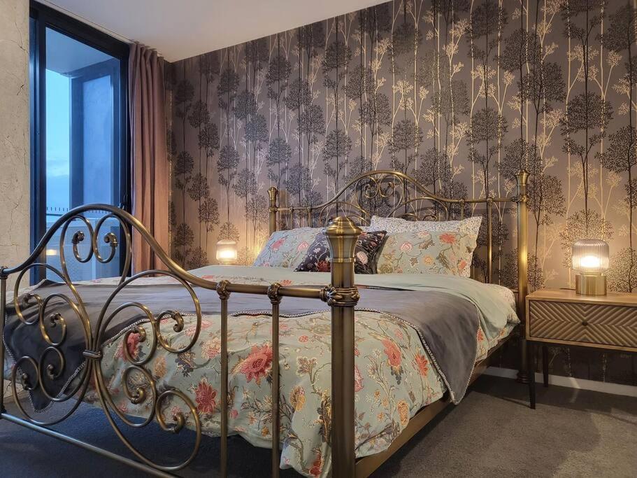 Katil atau katil-katil dalam bilik di 2BR@Luxury&Stylish Top Floor Apt,Pool,Parking,View