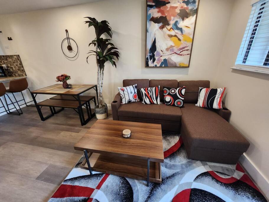 uma sala de estar com um sofá e uma mesa de centro em Classy & comfortable condo! em Hilton Head Island