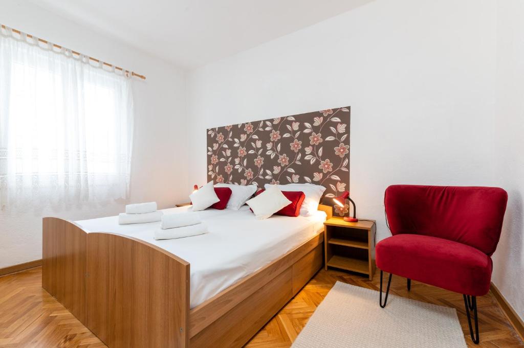 Postel nebo postele na pokoji v ubytování Apartments with parking spaces Mavarstica, Ciovo - 17821