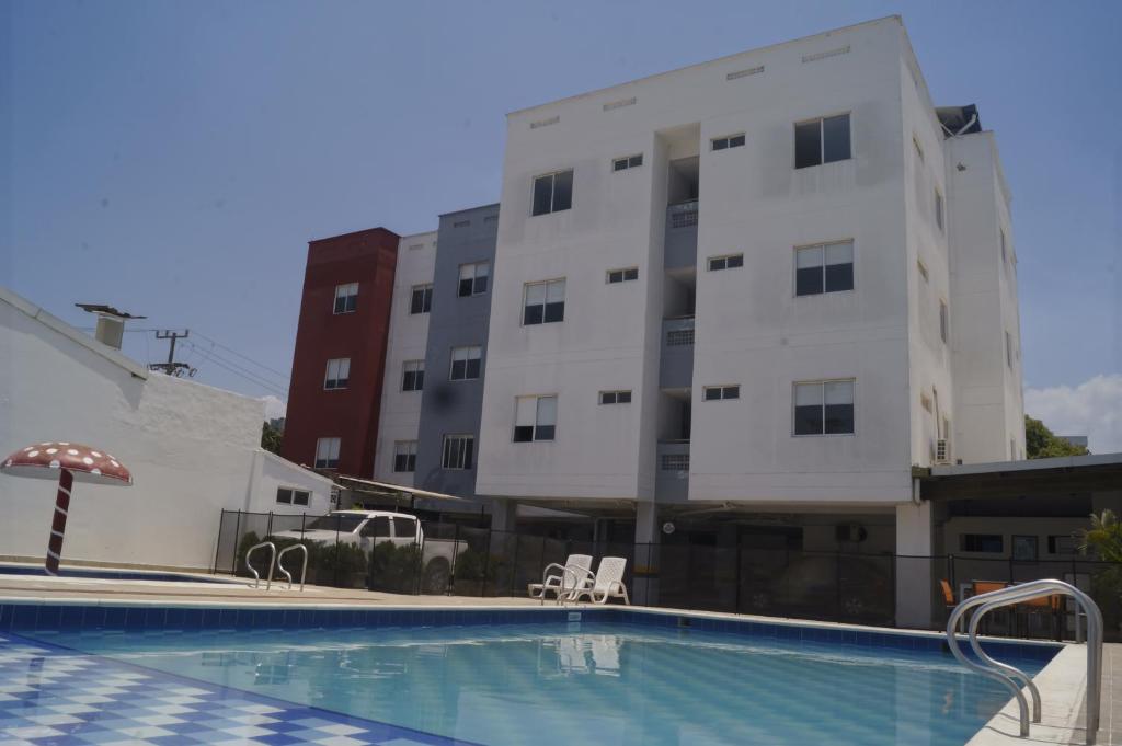 un hotel con piscina frente a un edificio en Hotel Mar del Plata, en Cartagena de Indias