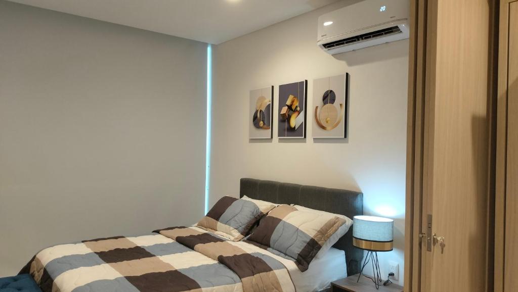 a bedroom with a bed and a mirror at Apartasuite moderno y elegante en Playa Salguero in Gaira
