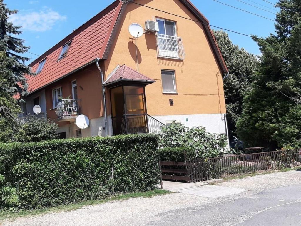 una casa grande con techo rojo en Ferienwohnung in Fonyd mit Garten, en Fonyód