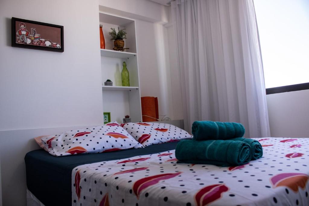 1 Schlafzimmer mit 2 Betten mit Polka-Punkten in der Unterkunft Flat lado Shopping -Vista p Mar in Recife
