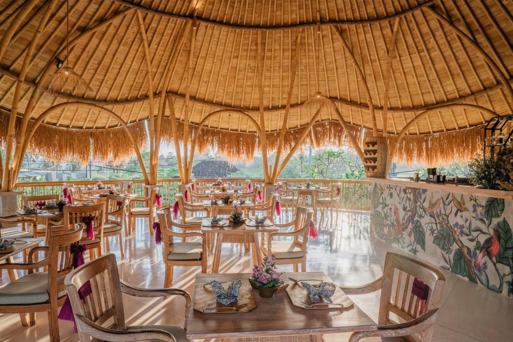 Restaurace v ubytování TheWakanda Resort A Pramana Experience
