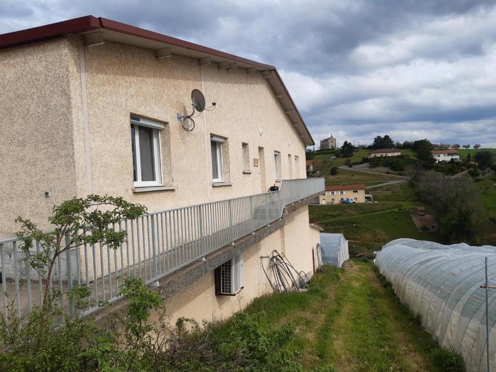 Vonkajšia záhrada v ubytovaní Gîte avec jardin, jeux pour enfants et terrain de boules. Idéal pour rando et VTT! - FR-1-496-286