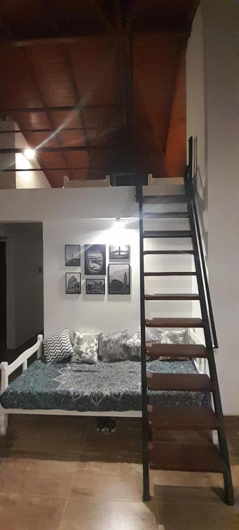 Un pat sau paturi într-o cameră la Dept. Miramar (1 cuadra del mar y 3 de SanBer.)