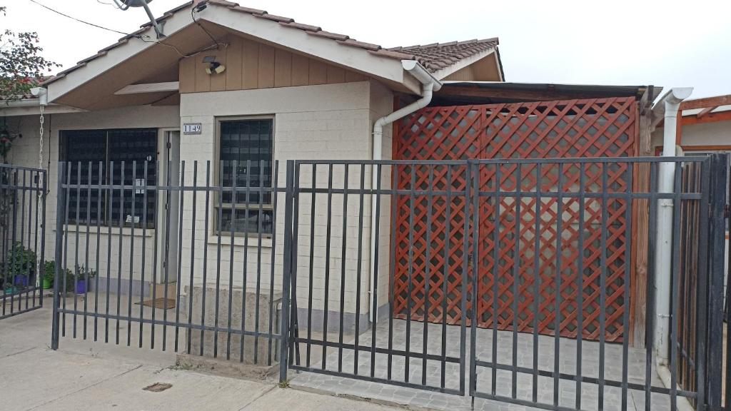 un portail en face d'une maison avec une clôture dans l'établissement Alojamiento jv QUILLOTA AMOBLADA, à Quillota