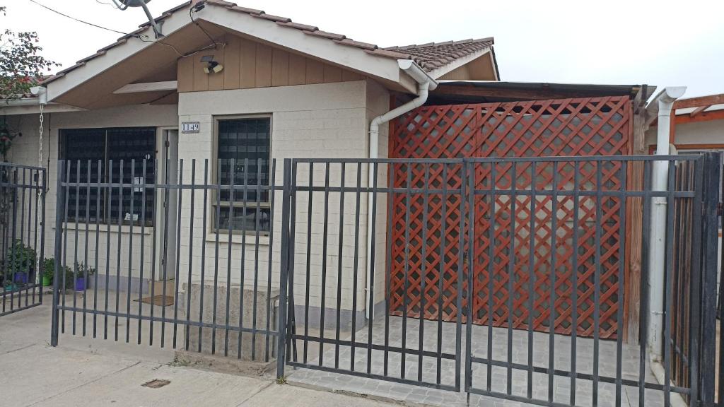 a gate in front of a house with a fence at Hostal JV QUILLOTA AMOBLADA in Quillota
