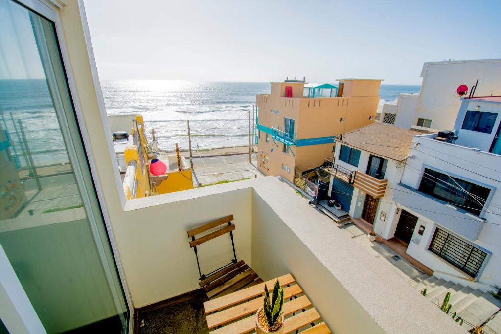 vistas al océano desde el balcón de un edificio en Steps to the beach ocean view balcony, en Tijuana