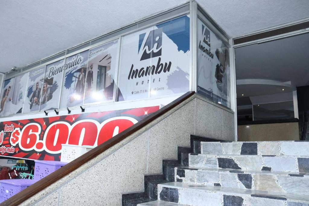 比亞維森西奧的住宿－Hotel Inambu，大楼内有一套楼梯,上面贴有电影海报