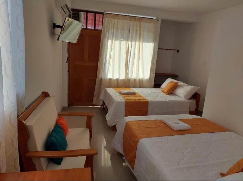Habitación de hotel con 2 camas y ventana en Majestic Mical, en Yurimaguas