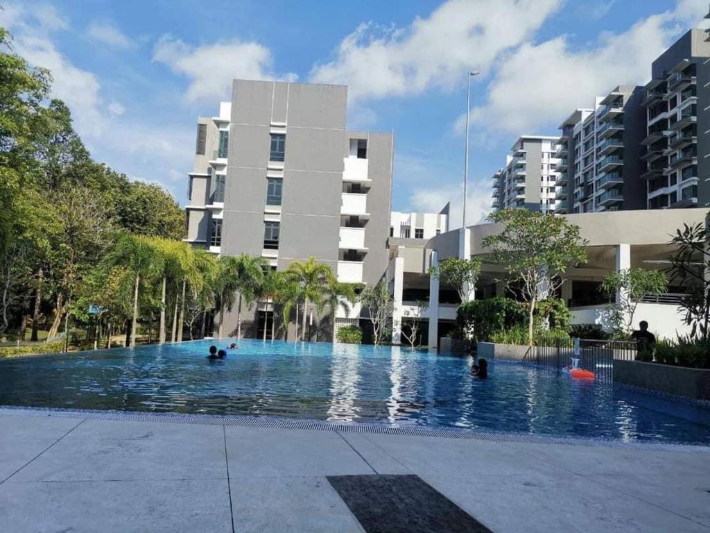 una grande piscina di fronte a un edificio di SYG 8 Aura Suite Putrajaya Studio Unit a Putrajaya