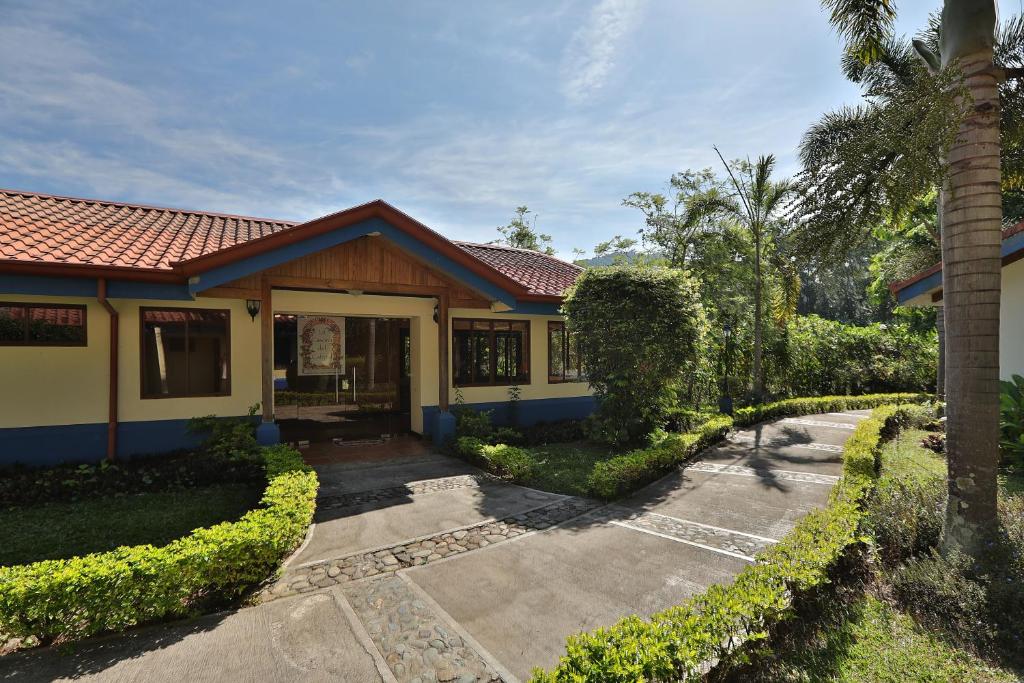 a house with a pathway leading to the front yard at Hotel Boutique La Casona del Cafetal in Cachí