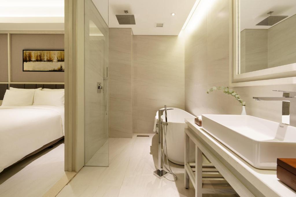 Deluxe Room - Window No View - Complimentary Daily Afternoon Tea & Welcome Minibar