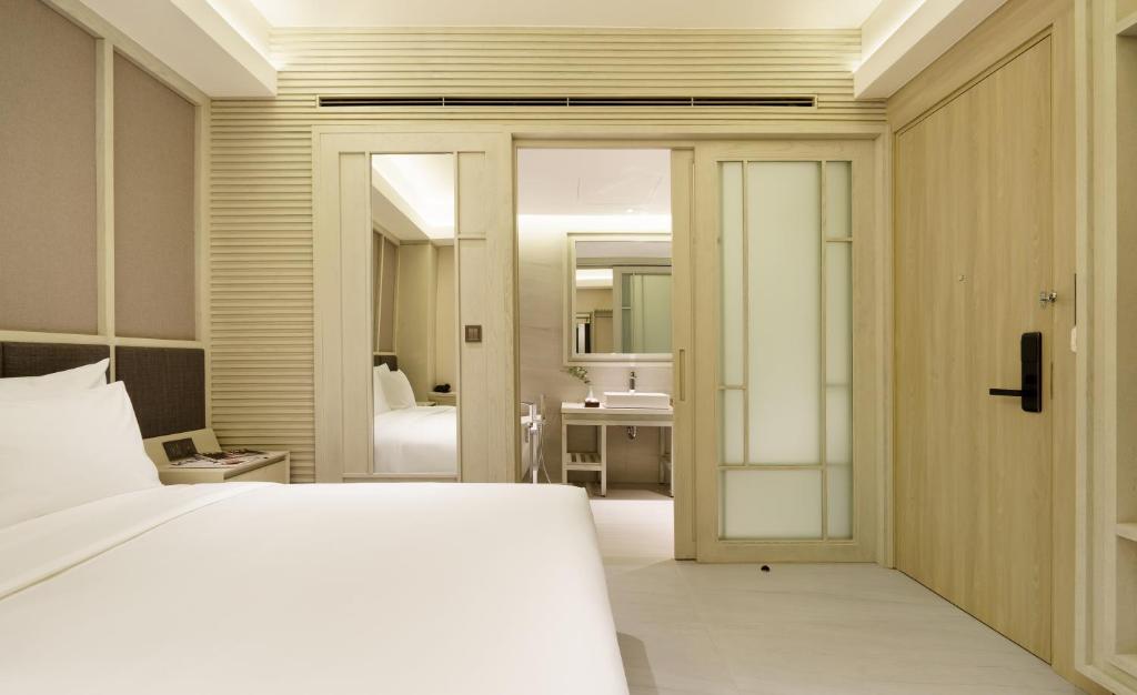 Deluxe Room - Window No View - Complimentary Daily Afternoon Tea & Welcome Minibar