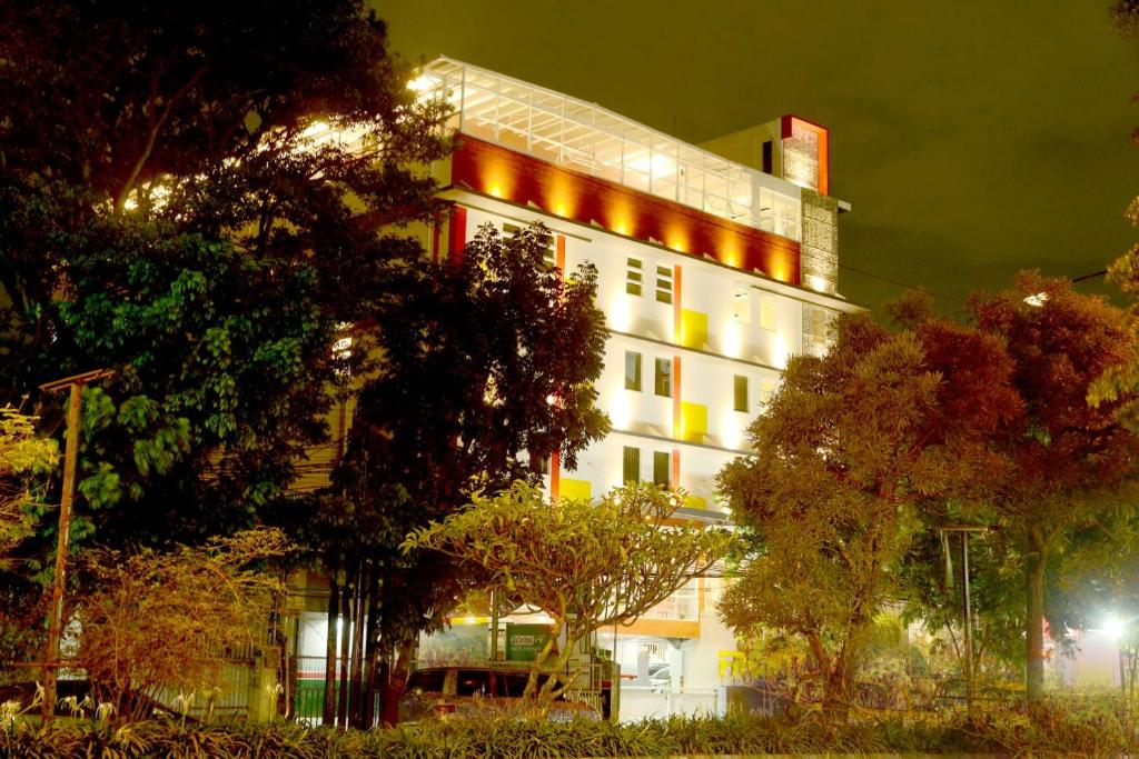 Zahrada ubytování Front One Hotel Pasir Koja Bandung