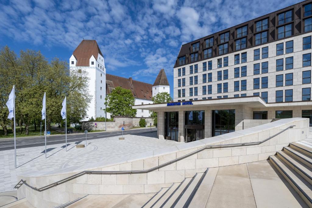 un edificio con una escalera delante de un edificio en Maritim Hotel Ingolstadt, en Ingolstadt