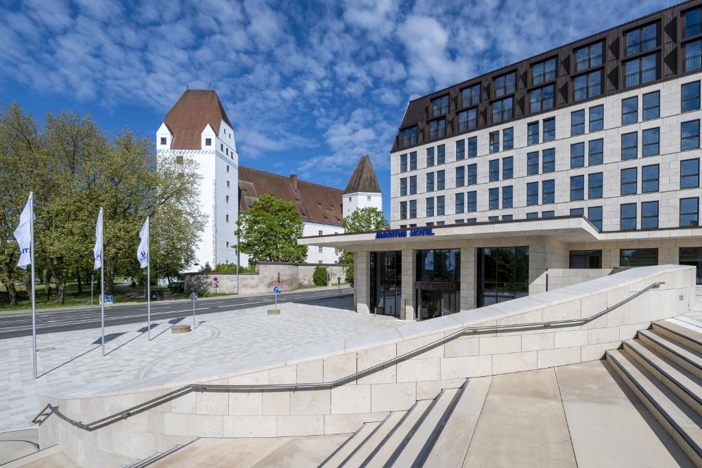 um edifício com uma escada em frente a um edifício em Maritim Hotel Ingolstadt em Ingolstadt