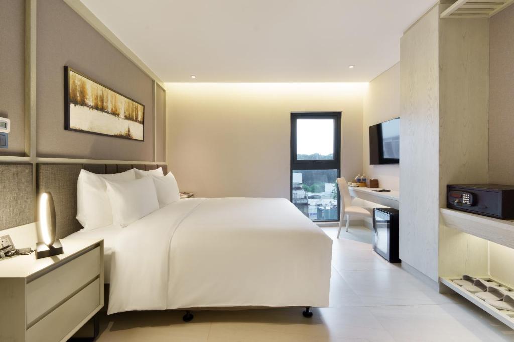 Executive Room - Complimentary Daily Afternoon Tea & Welcome Minibar