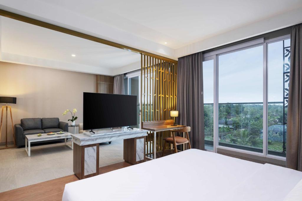 TV a/nebo společenská místnost v ubytování Hotel Santika Gunungkidul